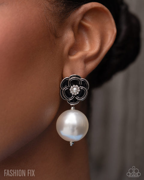 Paparazzi Fiercely 5th Avenue Pearl and Earrings Set White