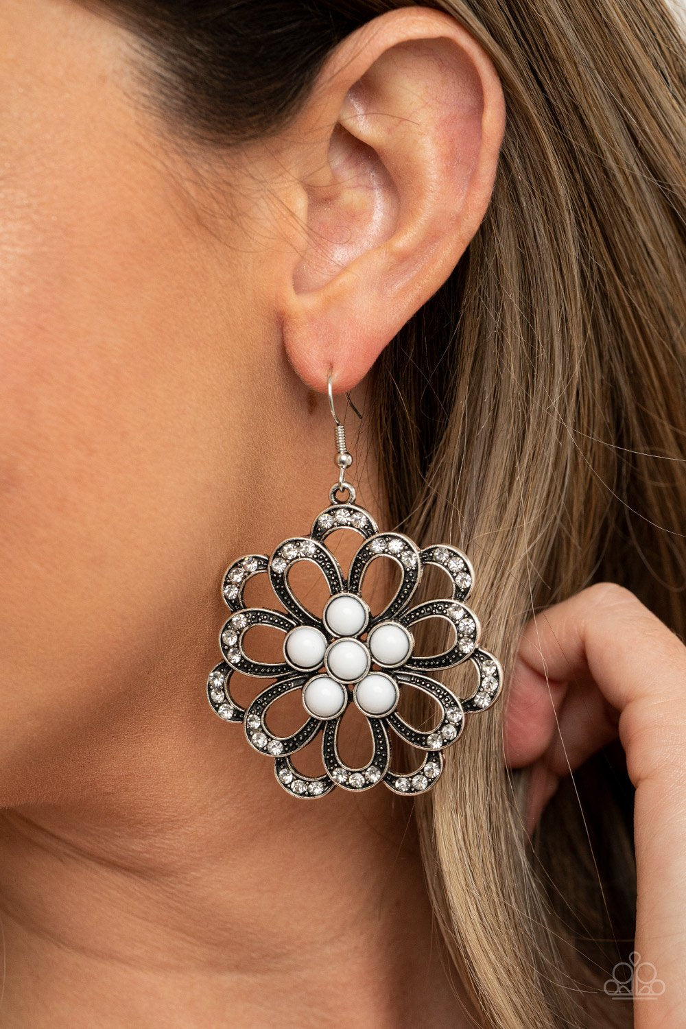 Paparazzi Paparazzi Dazzling Dewdrops - White Earrings